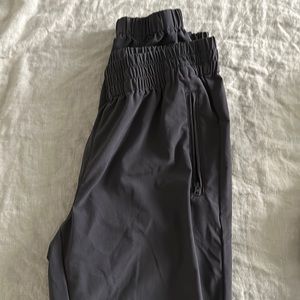 Aritzia TNA Joggers Elastic Waist & Cinched Ankles
